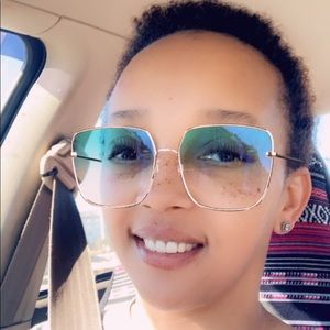 Meet your Posher, Cassandra